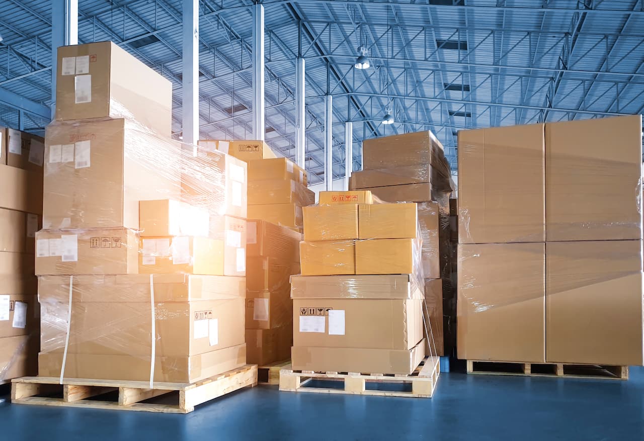 Hombre supervisor de cajas de cartón corrugado PREMCO