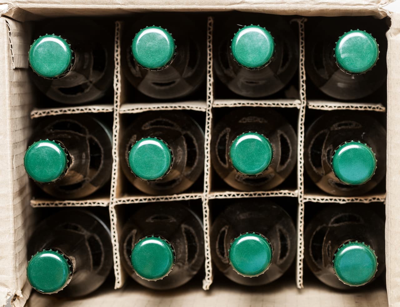 Botellas empaquetadas con separadores de cartón corrugado PREMCO