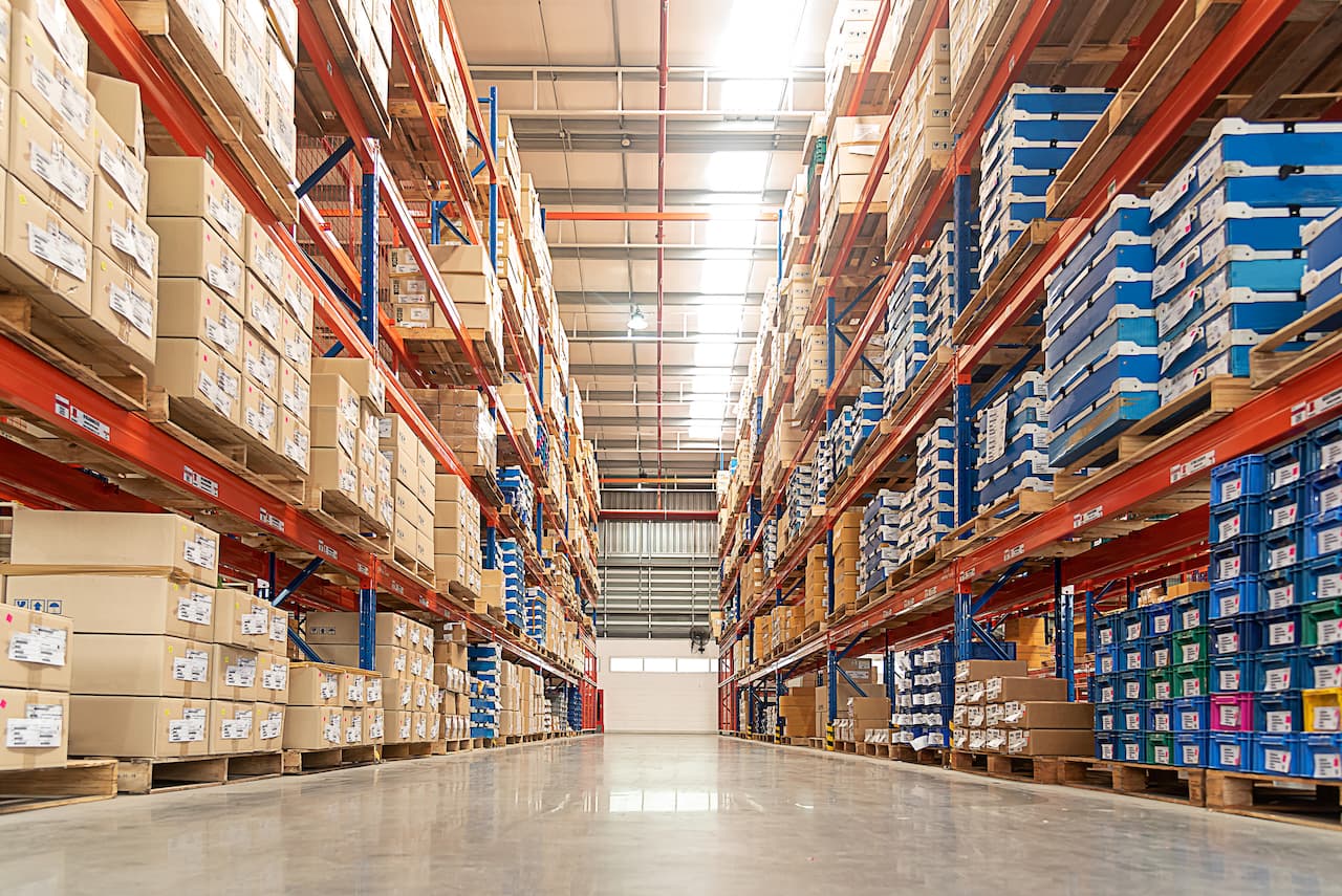 Almacen con productos almacenados con cajas de cartón corrugado PREMCO