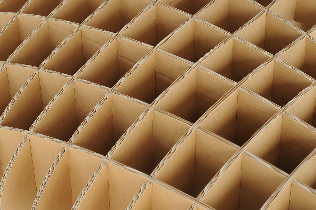 Organiza y protege tus productos durante el transporte y almacenamiento con nuestros separadores de cartón corrugado.