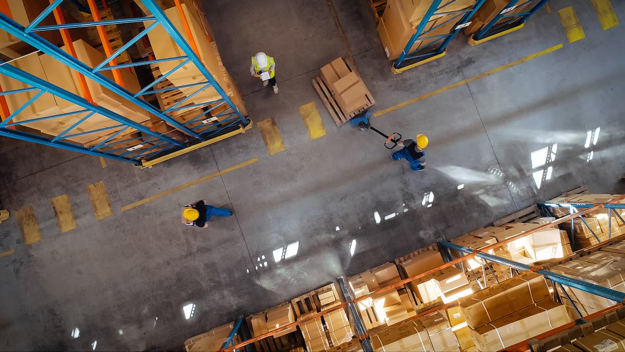 Almacen de productos utilizando cajas de cartón vista aerea