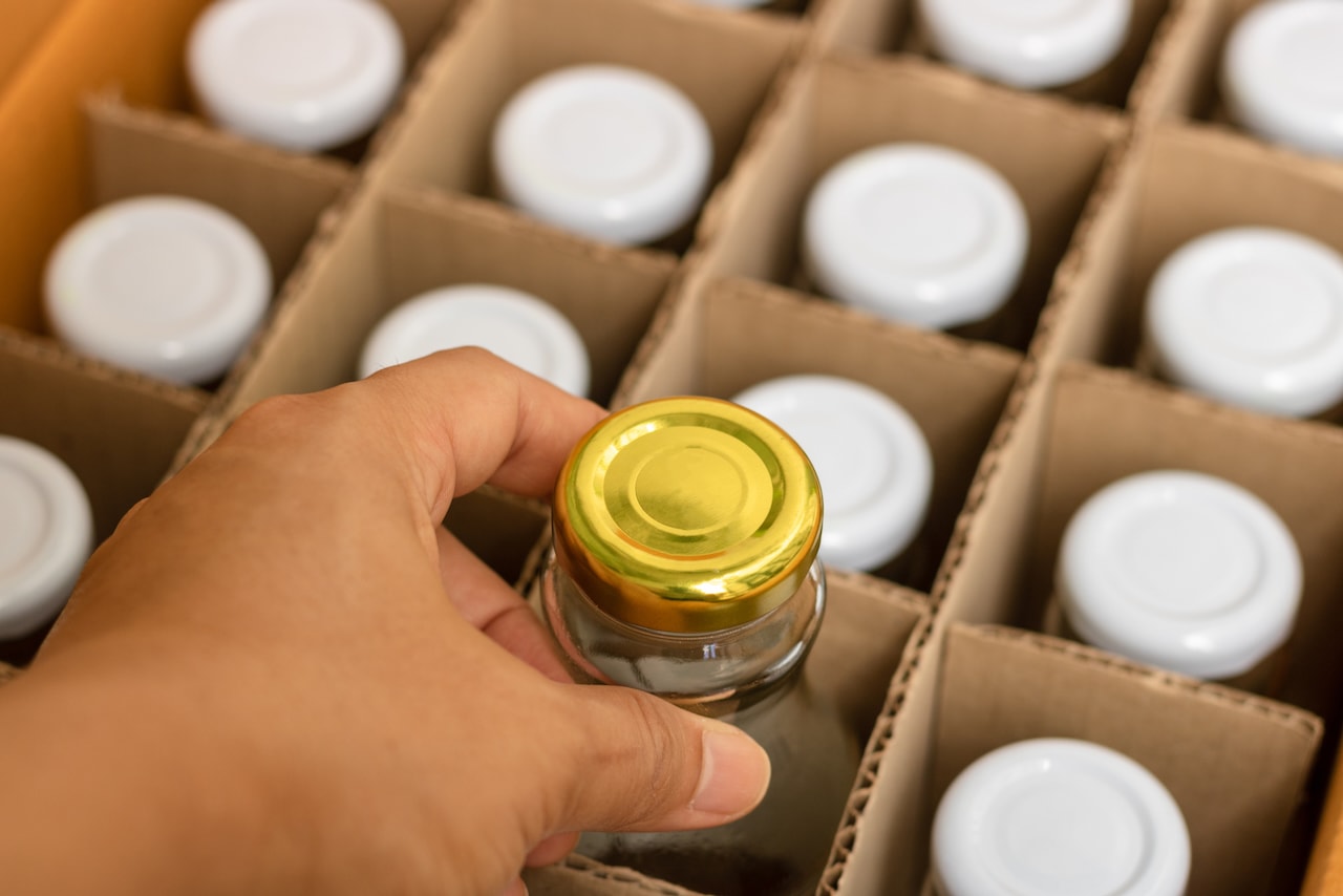 Botellas empaquetadas con separadores de cartón corrugado PREMCO